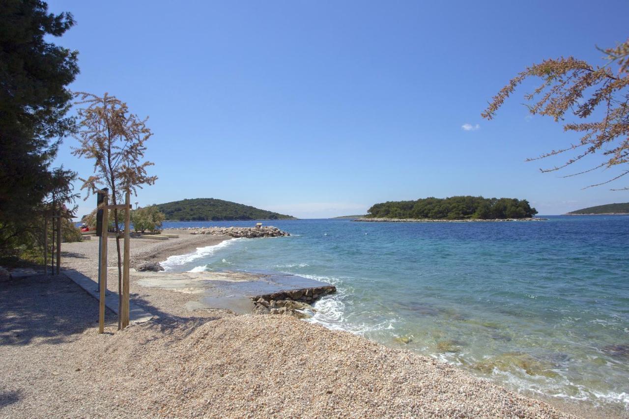 Apartments By The Sea Maslinica, Solta - 14748 ภายนอก รูปภาพ